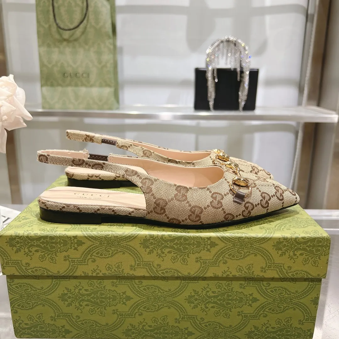 👟👟Ex-factory price 440👟👟 (genuine leather sole +40) Gucci Original GG canvas adds dazzling essence to these slingback pumps. Brown leather piping and light gold-toned hardware are complemented by beige and brown graphics. The pointed toe, elasticated straps and low heel all work together to create a comfortable fit. Upper: Made of first-layer imported patent cowhide/sheepskin lining. Outsole: Rubber non-slip outsole/genuine leather outsole. Size: 35-42 (34/41 42 customized, non-refundable)​